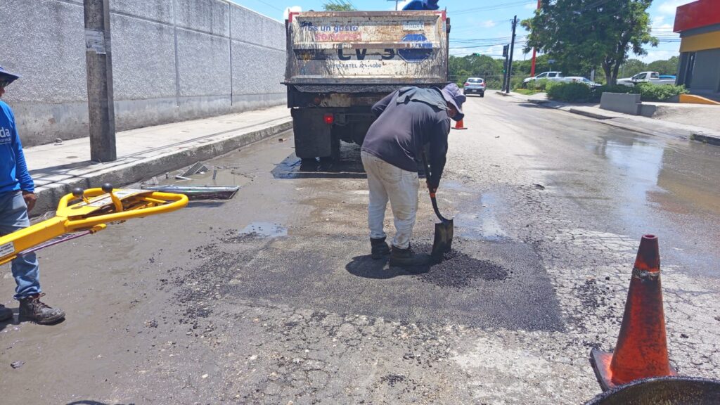 Rápida intervención de bacheo del Ayuntamiento de Mérida en la colonia Nueva Sambulá. 