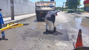 Rápida intervención de bacheo del Ayuntamiento de Mérida en la colonia Nueva Sambulá. 
