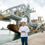 Gobernador Díaz Mena inspecciona el buque que modernizará el Puerto de Progreso