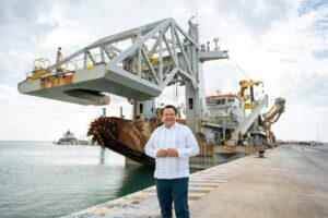 Gobernador Díaz Mena inspecciona el buque que modernizará el Puerto de Progreso