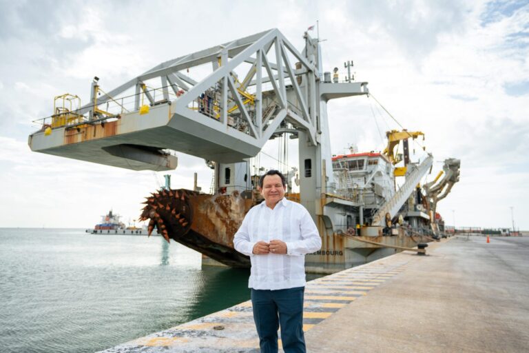 Gobernador Díaz Mena inspecciona el buque que modernizará el Puerto de Progreso