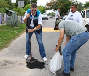 Incrementa Cecilia Patrón labores de bacheo en comisarías de Mérida.