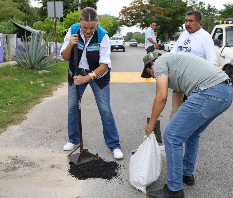 Incrementa Cecilia Patrón labores de bacheo en comisarías de Mérida.