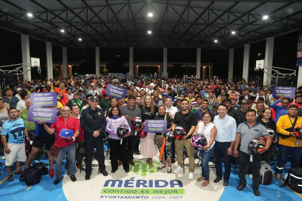 Cuida Cecilia Patrón a repartidores de aplicaciones con la entrega de más de 500 cascos.