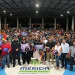 Cuida Cecilia Patrón a repartidores de aplicaciones con la entrega de más de 500 cascos.