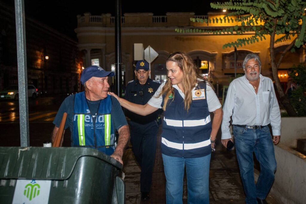 Cecilia Patrón verifica el orden en calles del Centro Histórico de Mérida tras la lluvia y apagón.