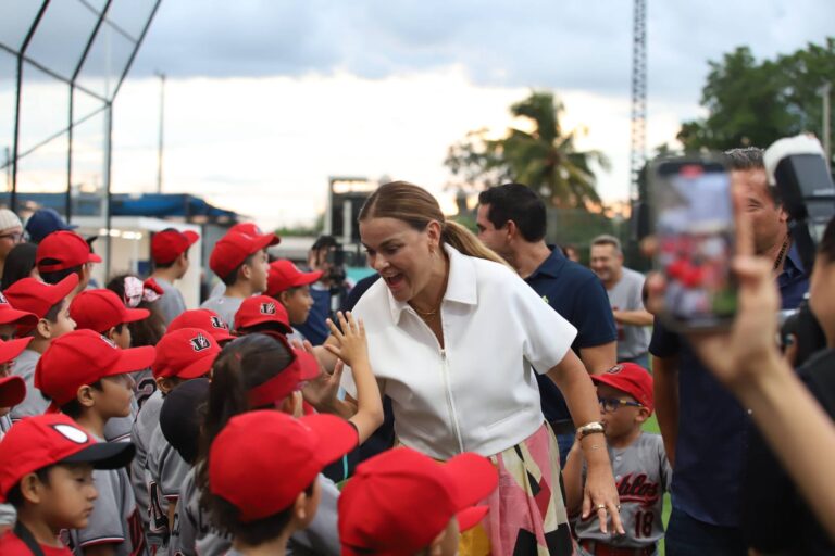Cecilia Patrón rehabilitará más unidades deportivas para la comunidad.