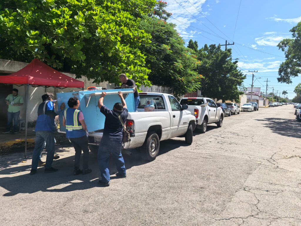 Ayuntamiento de Mérida retira puestos ambulantes irregulares. Ayuntamiento de Mérida retira puestos ambulantes irregulares.