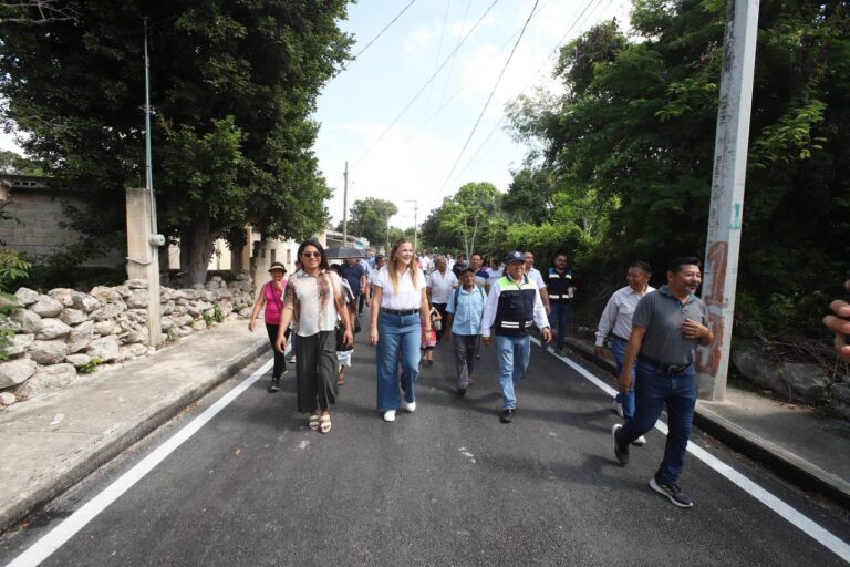 Entrega Cecilia Patrón calles nuevas y arranca la construcción de más vialidades en San José Tzal.