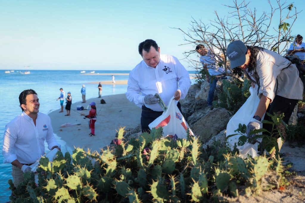 Gobernador Joaquín Díaz Mena encabeza limpieza de playas en Yucatán