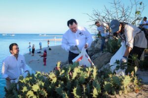 Gobernador Joaquín Díaz Mena encabeza limpieza de playas en Yucatán