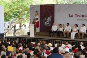 Asiste Cecilia Patrón a informe en Yucatán de Claudia Sheinbaum.