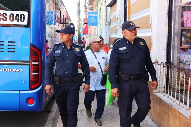 Policía de Mérida refuerza la seguridad en mercados y cementerios con motivo del Día de Muertos.