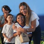 Apoya Cecilia Patrón con lentes a niñas y niños de escuela primaria.