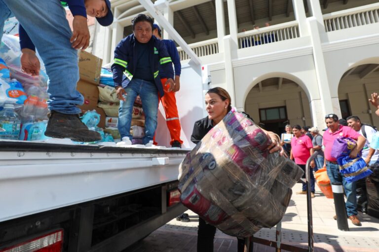 Envía Cecilia Patrón ayuda recolectada por las y los meridanos para damnificados por inundaciones. Envía Cecilia Patrón ayuda recolectada por las y los meridanos para damnificados por inundaciones.