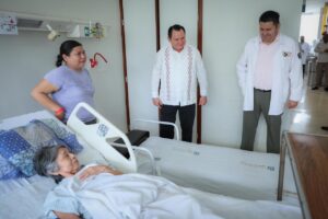 Dignifican estancia de familiares en hospitales de Yucatán con entrega de sillas cama