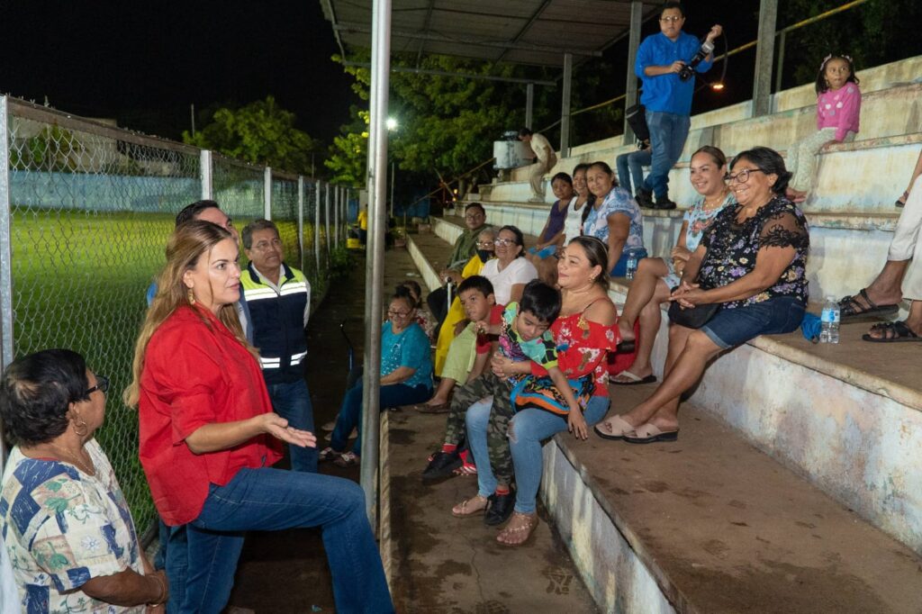 Levanta Cecilia Patrón gestiones ciudadanas y lleva a nivel calle a las dependencias del Ayuntamiento. Levanta Cecilia Patrón gestiones ciudadanas y lleva a nivel calle a las dependencias del Ayuntamiento.