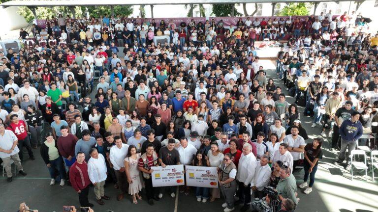 Díaz Mena inicia entrega de tarjetas “Felipe Carrillo Puerto” para apoyar a más de 9 mil estudiantes universitarios