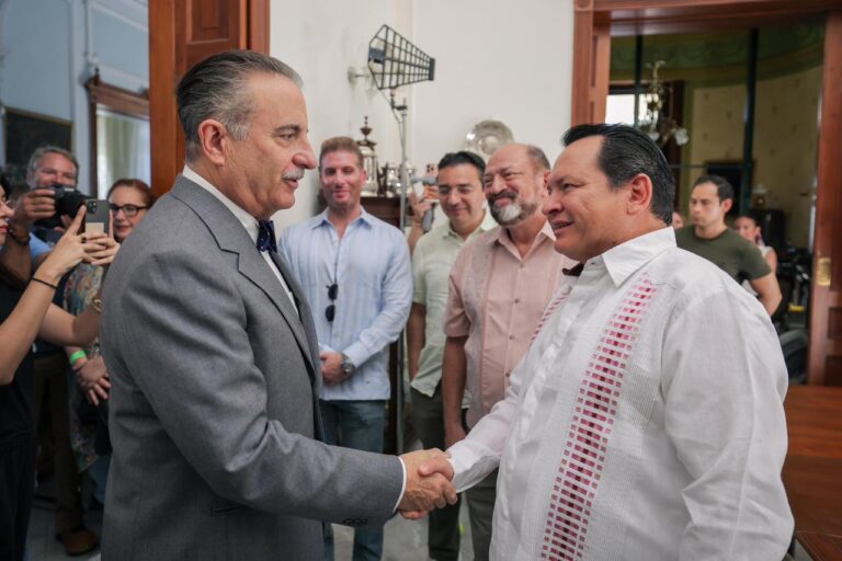 Gobernador Joaquín Díaz Mena visita el set de la película “Pedro Pan” y reconoce a Yucatán como destino fílmico