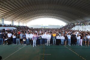 Cecilia Patrón entrega apoyos educativos a más de mil jóvenes meridanos