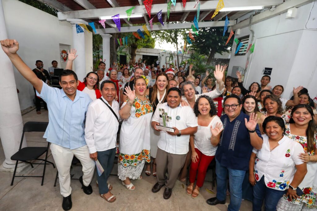 Cecilia Patrón Entrega Reconocimiento Internacional De La UNESCO A La Campaña Mérida Ta Wéetel