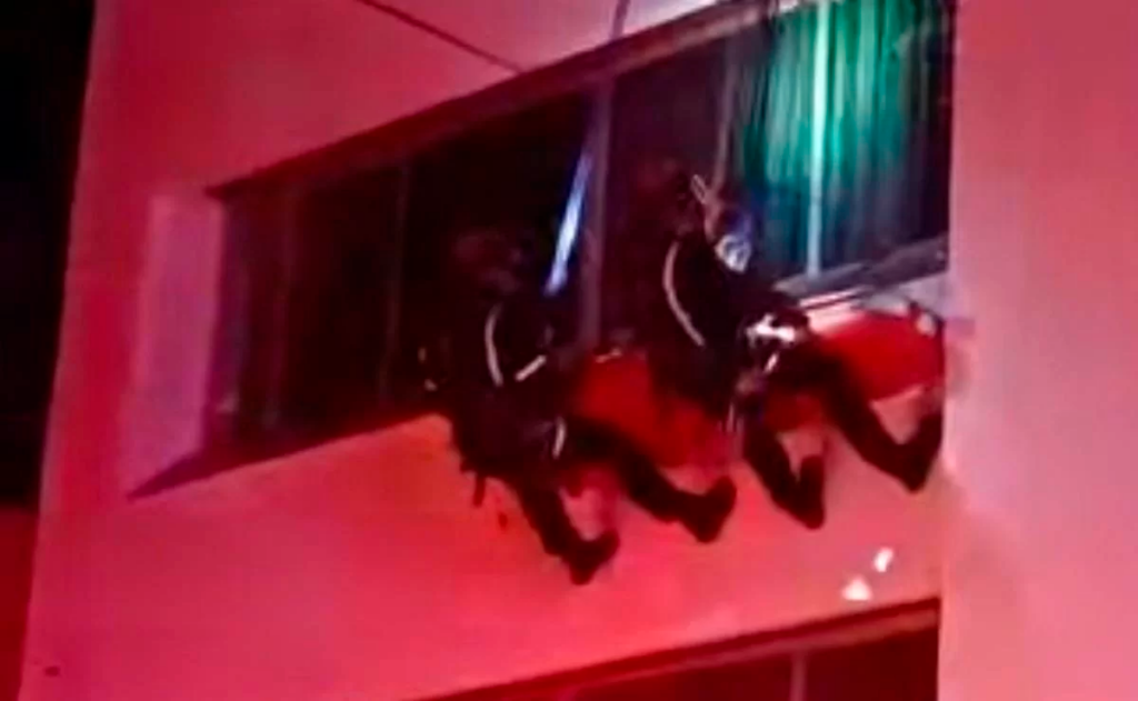 Bomberos-rescatan-a-mujer-desde-un-cuarto-piso-en-la-Garcia-Gineres