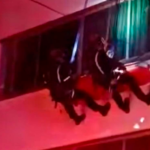 Bomberos-rescatan-a-mujer-desde-un-cuarto-piso-en-la-Garcia-Gineres