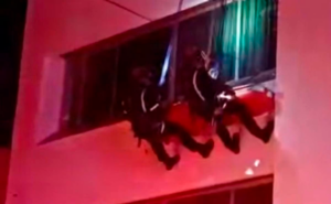 Bomberos-rescatan-a-mujer-desde-un-cuarto-piso-en-la-Garcia-Gineres